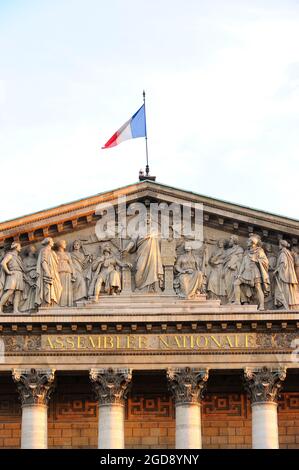 FRANKREICH, PARIS (75) 7. ARRONDISSEMENT, NATIONALVERSAMMLUNG, FRONTON (WERK VON JEAN-PIERRE CORTOT) AN DER NORDFASSADE (REALISIERT UNTER DEM IMPERIUM VON BERNA Stockfoto