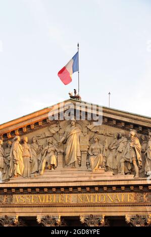 FRANKREICH, PARIS (75) 7. ARRONDISSEMENT, NATIONALVERSAMMLUNG, FRONTON (WERK VON JEAN-PIERRE CORTOT) AN DER NORDFASSADE (REALISIERT UNTER DEM IMPERIUM VON BERNA Stockfoto