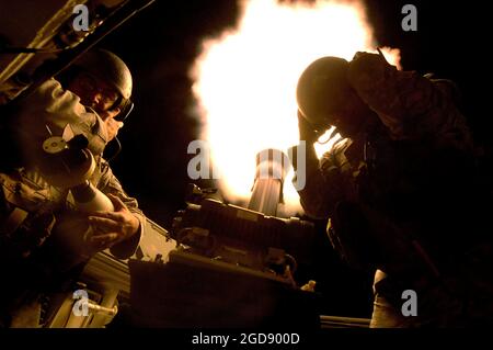 US Army (USA) Specialist Fourth Class (SPC) David Johnson (links), Gunner und Sergeant (SGT) Justin Javar (rechts), Assistant Gunner, Headquarters and Headquarters Company (HHC), 1. Bataillon (BN), 17. Infanterie-Regiment (1/17.), 172. Stryker Brigade Combat Team (SBCT), Feuerbeleuchtungen aus dem Inneren ihrer 120-mm-Mörserkanone Stryker Mortar Carrier Vehicle (MCV) während der Operation IRAQI FREEDOM, um den Nachthimmel über Mosul, der Provinz Ninawa, dem Irak (IRQ), zu erhellen, Um irakischen Aufständischen die Möglichkeit zu verweigern, improvisierte Sprengkörper (IEDs) unter die Decke von dar zu legen Stockfoto