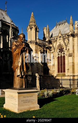 FRANKREICH, PARIS (75) 4. ARRONDISSEMENT, DIE KAIS DER SEINE, ILE DE LA CITE, KATHEDRALE NOTRE-DAME BLICK VOM PLATZ JEAN XXIII, STATUE VON P Stockfoto