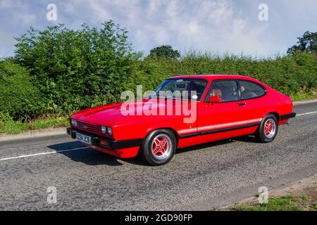 1986 rotes Ford Capri Laser 2dr Coupé der 1980er Jahre auf dem Weg zur Capesthorne Hall Classic July Car Show, Ceshire, Großbritannien Stockfoto