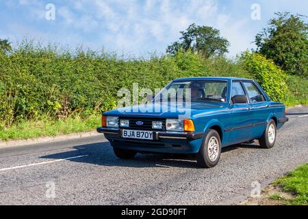 1982 80s Achtziger blauer Ford Cortina 4dr Limousine auf dem Weg zur Capesthorne Hall Oldtimer-Ausstellung im Juli, Cheshire, Großbritannien Stockfoto