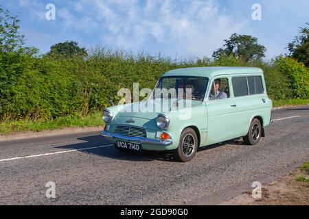 Grüner Ford Anglia 307E 1966 60er Jahre, kundenspezifischer 997-ccm-Van auf dem Weg zur Capesthorne Hall Classic Car Show im Juli in Cheshire, Großbritannien Stockfoto