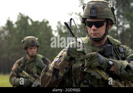 US Army (USA) Staff Sergeant (SSG) Josh Taylor (rechts) und Sergeant (SGT) Andrew Seiler, Fallschirmjäger, Headquarters and Headquarters Company (HHC), 1. Bataillon (BN), 505. Fallschirmjäger-Infanterie-Regiment (1/505.), 82. Airborne Division (ABN), Überprüfen Sie ihre Ausrüstung, während sie sich auf die aktuelle Mission vorbereiten, während sie an einer 14-tägigen Übung im Joint Readiness Training Center (JRTC), Fort Polk, Louisiana (LA), teilnehmen, um den Einsatz seiner Einheit im Irak zur Unterstützung der Operation IRAQI FREEDOM vorzubereiten. (USAF-FOTO VON TSGT CHERIE THURLBY 060412-F-7203T-165) Stockfoto