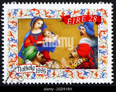 IRLAND - UM 1995: Eine in Irland gedruckte Briefmarke zeigt die Anbetung der Könige, Weihnachten, um 1995 Stockfoto