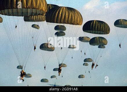 Mitglieder der 82nd Airborne Division Fallschirm aus einem C-130 Hercules Flugzeug während der gemeinsamen Übung BRIGHT STAR '83. (USAF PHOTO DF-ST-85-03734) Stockfoto