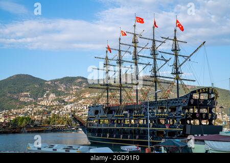 Türkei, Alanya - 9. November 2020: Wanderschiffstand im Hafen von Alanya. Bucht der Schiffe. Stockfoto