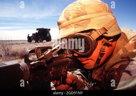 Ein Mitarbeiter der Avenger Unit, 12th Air Defense Artillery, Ft Polk, Louisiana, als er seine Ausrüstung verwendet, um unmittelbare Umfangslagen um die Landezone (LZ) des CH-53 Chinook zu ergreifen, der sie brachte, und eine der Avenger-Einheiten zum Einfügepunkt am Condron Army Air Field. Wenige Minuten später kommen weitere mit Rächer beladene Chinooks an. Die Avenger-Einheit ist ein High-Mobility Multipurpose Wheeled Vehicle (HMMWV) mit einem Stinger-Trägermodul, das auf einem Turm montiert ist. Alle Einheiten, die an dieser Übung teilnehmen, werden von der Wüstenumgebung und der Integration mit einer Vielzahl anderer US- und -amerikanischer Unternehmen herausgefordert Stockfoto