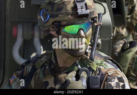 DER STABSFELDWEBEL DER US Army (USA) Jason Ramsay kommuniziert mit seinem Team auf dem Daegu Air Base (ab), Republik Korea (ROK), während der Aufnahme, Staging, Vorwärtsbewegung und Integration (RSO&I), zur Unterstützung der jährlichen Übungen FOHLEN EAGLE und RSO&I. (US NAVY FOTO VON JO2 JOHN J. PISTONE 050318-N-9588P-024) Stockfoto