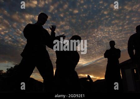 Soldaten DER US-Armee (USA) des 1. Bataillons, des 501. Fallschirmjägerregiments, demonstrieren in Camp Rocky, Queensland, Australien (AUS), während einer kombinierten Übung Talisman Saber 2005, moderne Kampftechniken der Armee. (US NAVY FOTO VON HERRN CHAD J. MCNEELEY 050614-N-0696M-068) Stockfoto