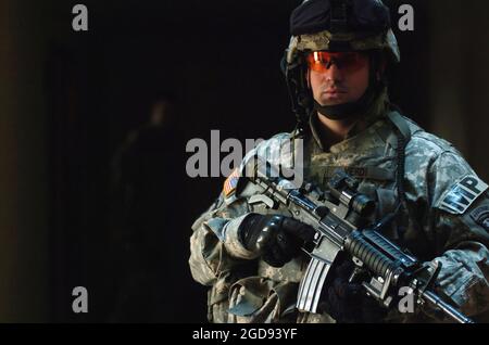 DER Sergeant der US-Armee (SGT), MacKenzie Verdi, eine Militärpolizei (MP), die dem 506. Regimental Combat Team (RCT), 101. Luftlandedivision, zugeordnet ist, ist mit einem 5.56-mm-M4-Karabiner bewaffnet, da er während der Operation IRAQI FREEDOM bei Besuchen lokaler Wiederaufbauprojekte in Ost-Bagdad, Irak, Sicherheitskräfte aufstellt. (US NAVY FOTO VON PH1(AW) BART A. BAUER 060216-N-7586B-138) Stockfoto