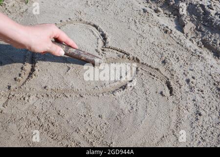 Auf dem Sand ist ein Bild von zwei Herzen. Stockfoto