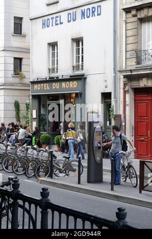 FRANKREICH. PARIS (75) 10 TH ARR. CANAL SAINT-MARTIN. BAR UND RESTAURANT IM HOTEL DU NORD. VELIB STATION FÜR FAHRRAD ZU MIETEN Stockfoto