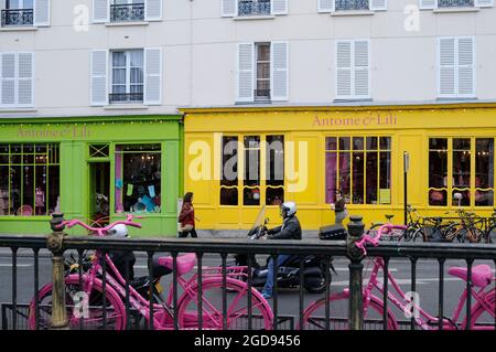 FRANKREICH. PARIS (75) 10 TH ARR. CANAL SAINT-MARTIN. ANTOINE ET LILI DEKORATION UND MODE-SHOP Stockfoto