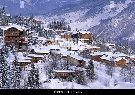 FRANKREICH. SAVOIE (73) TAL TARENTAISE. SKIGEBIET TROIS VALLEES. SKIGEBIET COURCHEVEL 1550 Stockfoto