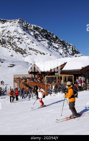 FRANKREICH, SAVOIE (73) TARENTAISE-TAL, SKIGEBIET TROIS VALLEES, MERIBEL, TERRASSE DES BERGRESTAURANTS PLAN DES MAINS Stockfoto