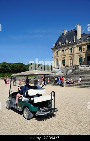 FRANKREICH, SEINE-ET-MARNE (77) CHATEAU DE VAUX-LE-VICOMTE, ELEKTROAUTO FÜR GARTENBESUCHE Stockfoto