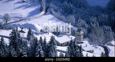 FRANKREICH, SAVOIE (73) BEAUFORTAIN, SKIGEBIET ESPACE DIAMANT, DORF HAUTELUCE UND SKIGEBIET, KIRCHE Stockfoto