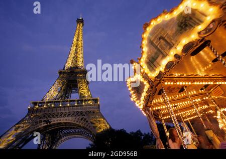 FRANKREICH. PARIS (75) 7E ARR. EIFFELTURM UND MERRY-GO-ROUND Stockfoto