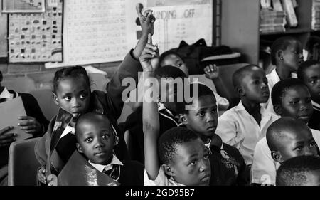 JOHANNESBURG, SÜDAFRIKA - 05. Jan 2021: Eine Graustufe afrikanischer Schüler in einem Grundschulklassenzimmer in Johannesburg, Südafrika Stockfoto