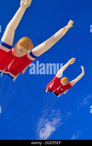 FRANKREICH, KITE FESTIVAL, DIE FUSSBALLER KITE OHNE STRUKTUR VON MARTIN LESTER ENGLAND KITE DESIGNER Stockfoto