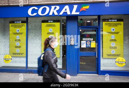 Datei-Foto vom 9/6/2020 von einem Coral-Wettgeschäft im Zentrum von London. Ladbrokes und Coral Eigentümer Entain hat erlebt, dass die Gewinne steigen, da die Sperrbeschränkungen gelockert wurden und ein voller Sportkalender zurückkehrte. Ein Großteil des Wachstums kam durch Online-Glücksspiele, wobei High-Street-Buchhandlungen aufgrund von Covid-Beschränkungen geschlossen blieben, teilte das Unternehmen mit. Ausgabedatum: Donnerstag, 12. August 2021. Stockfoto