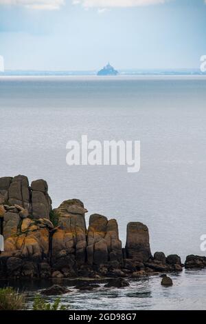 Le Mont Saint-Michel vu de la Pointe du Grouin, Frankreich, Ille-et-Vilaine, été Stockfoto