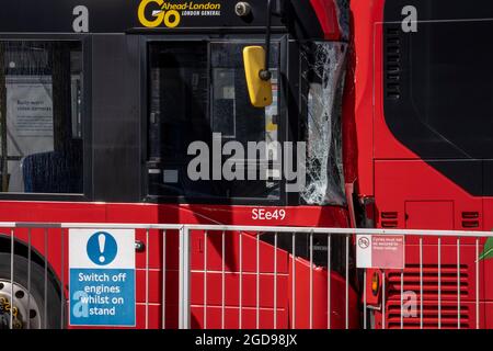 Die Folgen eines Zusammenstoßes von zwei Bussen, bei dem am 10. August 2021 in London, England, eine junge Frau in den Dreißigern getötet und zwei weitere verletzt wurden. Stockfoto