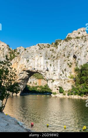 Le Pont d’Arc dans les Gorges de l’Ardèche, Vallon-Pont-d'Arc, Frankreich, été Stockfoto