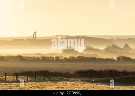 Village d'Audinghen, dans la brume, au lever de Soleil , Frankreich, Hauts de France, Côte d'opale Stockfoto