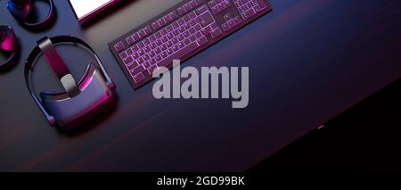 Zugeschnittene Aufnahme, Gamer-Workspace-Konzept, Neon-Tastatur mit pc-Computer, VR-Gaming, VR-Brille mit Controller, schwarzer Hintergrund mit Kopierraum, 3d-RE Stockfoto