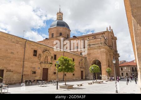 Salamanca / Spanien - 05 12 2021: Frontansicht des Klosters an der Kirche Agustinas und Purísima, eines barroquen katholischen Tempels in Salamanca im Hintergrund Stockfoto