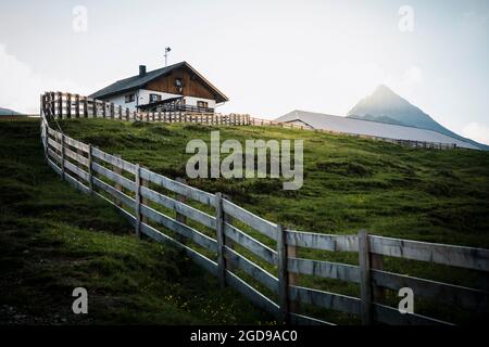 Berghütte auf der Alm Nemes bei Sonnenaufgang, Sexten, Pustertal, Sextner Dolomiten, Südtirol, Italien Stockfoto