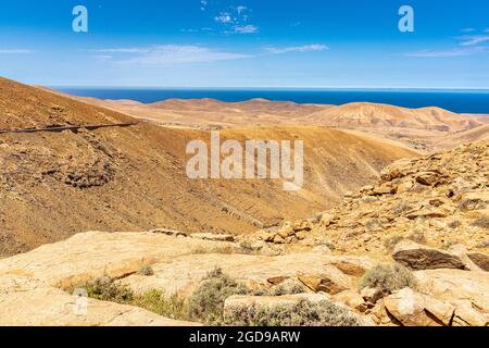 Blauer Ozean und vulkanische Landschaft vom Aussichtspunkt Mirador del Risco de las Penas, Pajara, Fuerteventura, Kanarische Inseln, Spanien Stockfoto