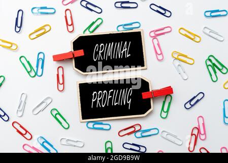 Textschild mit krimineller Profilierung. Internet-Konzept entwickeln Profile für Kriminelle, die noch nicht begriffen Creative Home Recycling Ideen und Stockfoto