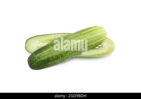 Frisch geschnittene Bio-Gurken auf isoliertem weißem Hintergrund Stockfoto