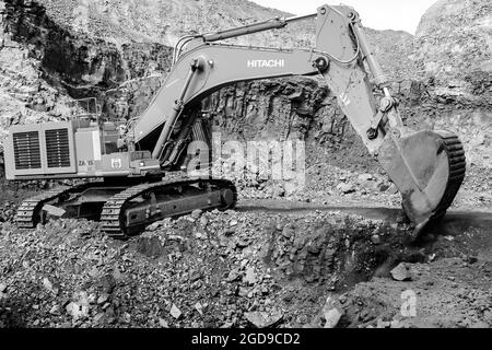 JOHANNESBURG, SÜDAFRIKA - 06. Jan 2021: Eine Graustufenaufnahme einer Baggerlader in einem offenen P, die für den Manganese Mining in Johannesburg, Südafrika, verwendet wurde Stockfoto