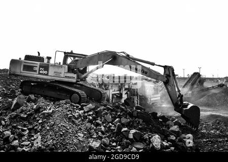 JOHANNESBURG, SÜDAFRIKA - 06. Jan 2021: Eine Graustufenaufnahme einer Baggerlader in einem Tagebau, der für den Manganese Mining in Johannesburg, Südafrika, verwendet wird Stockfoto