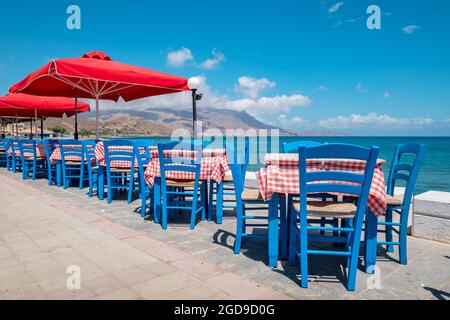Tische mit Stühlen in der traditionellen griechischen Taverne in Kissamos an der Küste der Insel Kreta. Griechenland Stockfoto