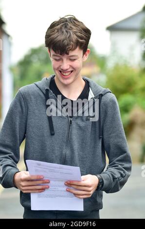 Lewes Sussex UK 12.. August 2021 - Ein Student der Lewes Old Grammar School in Sussex zeigt seine Freude, nachdem er seine Ergebnisse der GCSE-Prüfung eröffnet hat. In diesem Jahr wurden die Noten aufgrund der Pandemie nicht durch Prüfungen, sondern durch Schätzungen der Lehrer bestimmt. : Credit Simon Dack /Vervate / Alamy Live News Stockfoto