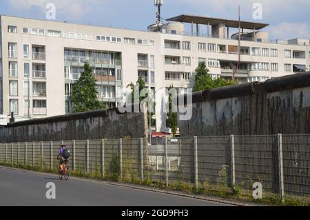 Die Berliner Mauer an der Niederkirchnerstraße in Mitte, Berlin, Deutschland - 24. Juli 2021. Stockfoto