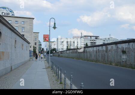 Die Berliner Mauer an der Niederkirchnerstraße in Mitte, Berlin, Deutschland - 24. Juli 2021. Stockfoto