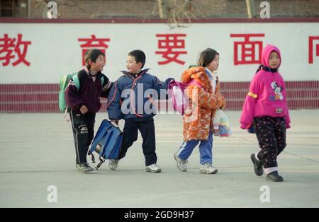 Chinesische Grundschüler gehen von der Schule in Nanchang, Provinz Jiangxi, China, nach Hause. Unbekanntes Aufnahmedatum. Stockfoto