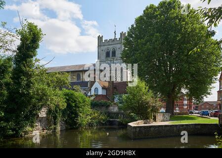 CORNMILL Stream vor der Waltham Abbey Church, Waltham Abbey, Essex, Südengland Stockfoto