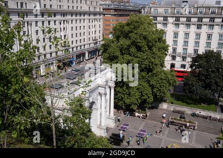 Von der Anhöhe des Marble Arch Mound aus gesehen, sind die Oxford Street und Marble Arch am 11. August 2021 in London, England, mit der Öffentlichkeit zu sehen. Stockfoto