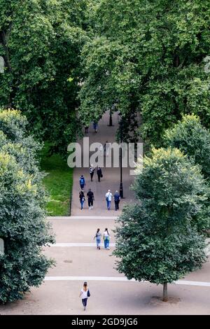 Von der Anhöhe des Marble Arch Mound aus gesehen, gehen Parkbenutzer am 11. August 2021 in London, England, durch die Speakers Corner an der nordöstlichen Ecke des Hyde Parks. Stockfoto