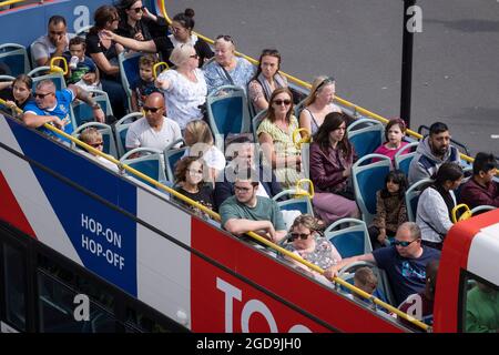 Vom Marble Arch Mound aus gesehen, hören Touristen am 11. August 2021 auf dem oberen Open-Air-Deck eines Reisebusses im Zentrum von London in London, England, die Kommentare in vielen Sprachen. Stockfoto
