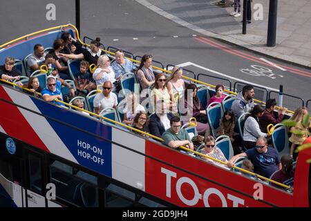 Vom Marble Arch Mound aus gesehen, hören Touristen am 11. August 2021 auf dem oberen Open-Air-Deck eines Reisebusses im Zentrum von London in London, England, die Kommentare in vielen Sprachen. Stockfoto