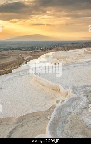 Natürliche Travertin-Terrassenformationen bei Sonnenuntergang in Pamukkale Stockfoto