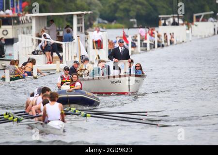 Teilnehmer und Besucher genießen am ersten Tag der Henley Royal Regatta 2021 die Sonne. Sir Matthew Pinsent als Schiedsrichter in diesem Rennen. Stockfoto